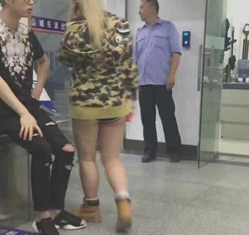 Không nhận thấy điểm khác biệt về trang phục và kiểu tóc giữa hai cô gái này.