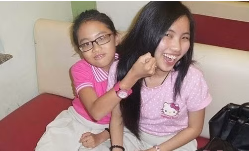 Phong cách ăn mặc của hai chị em rất giản dị.