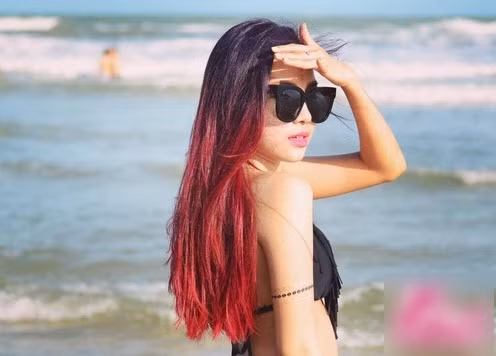 Phương Mỹ Quyên còn không ngại khoe vẻ gợi cảm của tuổi mới lớn.