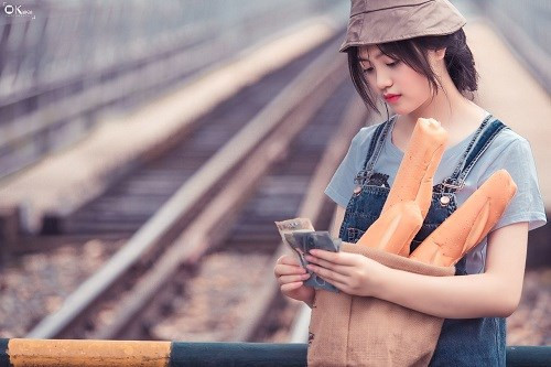 Chia sẻ về ý tưởng bộ ảnh này, cô bạn cho biết: "Em chụp bộ ảnh này để kỉ niệm tuổi 17 của mình. "Cô gái bán bánh mỳ" cũng là một liên tưởng từ truyện cổ tích cô bé bán diêm và để khác lạ em và nhiếp ảnh chuyển thể thành concept này".