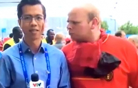 Clip phong vien VTV bi fan Bi quay roi khi tac nghiep