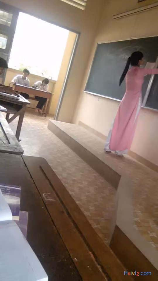 Ngồi học thế này thì chép bài làm sao? Ảnh: Beat/Facebook/Hai...