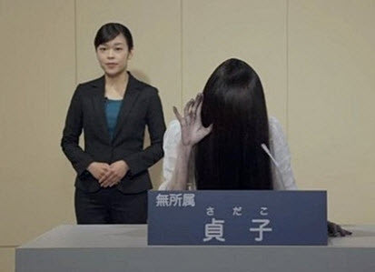 Không ai ngờ bên dưới lớp tóc dày che khuất khuôn mặt luôn mang lại cảm giác ma mị ấy, là vẻ xinh đẹp và thân thiện như vậy.