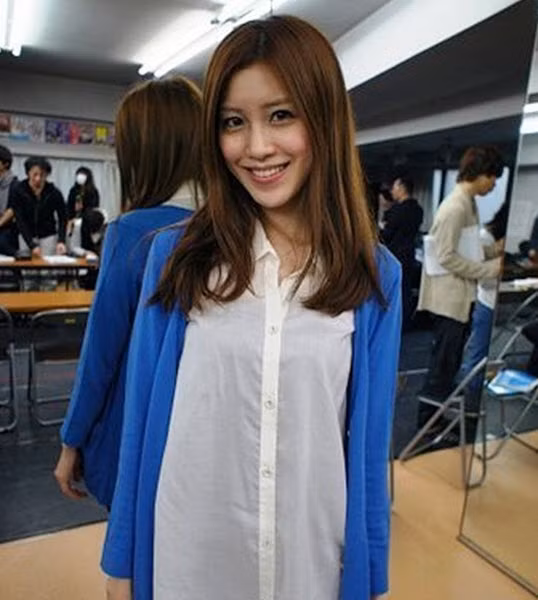 Ấy vậy mà chỉ một lúc sau, cô đã để lộ mặt thật của mình. Được biết, diễn viên thủ vai ma nữ Sadako có tên Mizuki Yamamoto, sinh ngày 15/11/1986 và cao 1m66. Nụ cười hiền lành và thân thiện luôn nở trên môi khiến người ta khó lòng liên tưởng cô với nhân vật ma nữ đã ám ảnh bao nhiêu tâm hồn yếu đuối trên khắp thế giới.