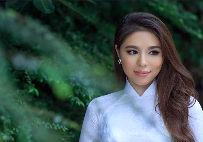 Nguyễn Cát Nhiên được biết đến sau khi giành Á khôi 2, cuộc thi Miss du học sinh Việt 2015. Cô gái 21 tuổi hiện là sinh viên ĐH West of England, Anh.