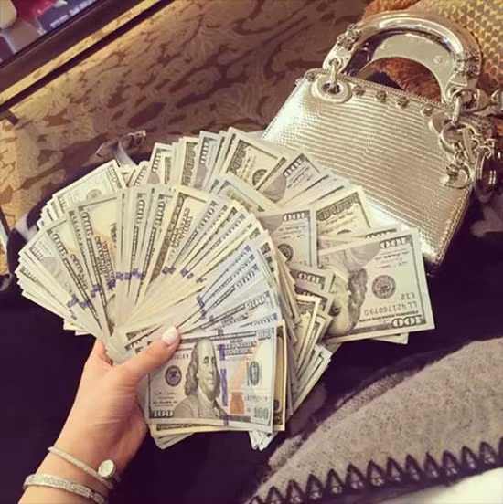 Toàn tiêu tiền đô chứ không phải tiền nội địa. 