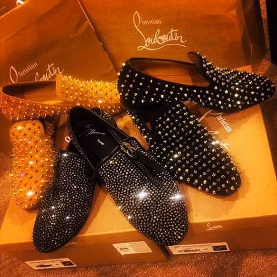 Bộ sưu tập đồng hồ, hàng hiệu, vòng nhẫn vàng bạc lấp lánh nhiều không đếm xuể của hot girl con đại gia Trung Quốc.