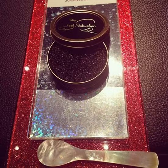 Và vô vàn cách ăn chơi tiêu tiền sành điệu khác của hot girl con nhà giàu.