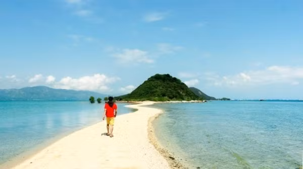 Lúc này bạn có thể tận hưởng cảm giác đi giữa biển, thỏa sức tạo dáng chụp ảnh hay ngắm nhìn đàn cá nhỏ tung tăng bơi lội.