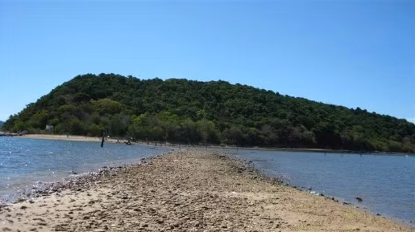 Nhất Tự Sơn nằm cách đất liền khoảng 300m, diện tích xấp xỉ 6 ha, được nối với bờ bằng một doi cát.