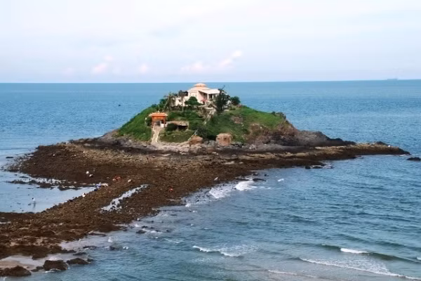 Bình thường, Hòn Bà biệt lập giữa biển. Chỉ đến ngày 14 và 15 Âm lịch hàng tháng, thủy triều rút sâu xuống, để lộ ra con đường đá gập ghềnh.