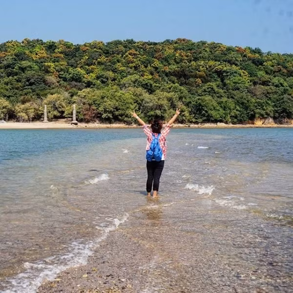 Khi thủy triều xuống bạn có thể lội nước hoặc đi bộ ra đảo trên con đường sâm sấp nước biển.