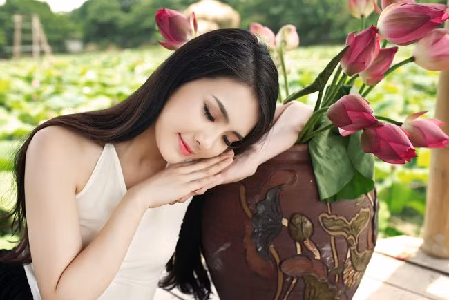 Sau khi giành giải hoa khôi, Khánh Chi có rất nhiều cơ hội tham gia nghệ thuật.