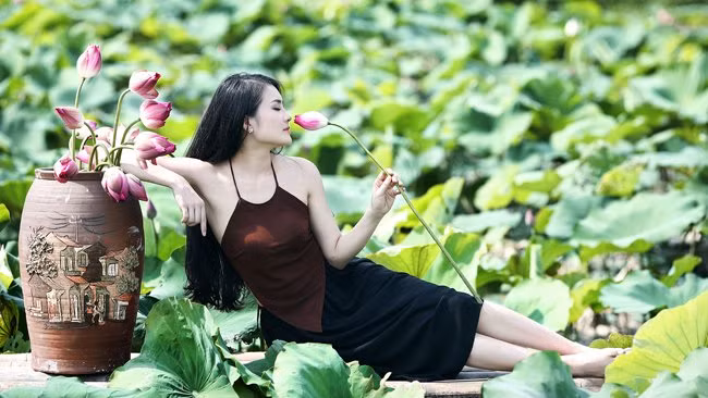 Cô từng giành danh hiệu Á khôi của cuộc thi Hoa khôi Đại học Văn hóa Hà Nội.