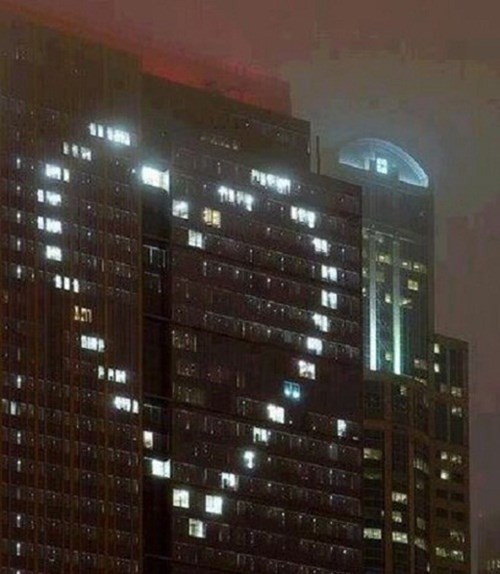 Cần chi hoa hồng xếp trái tim, chỉ cần rủ nhau tắt điện là xong.