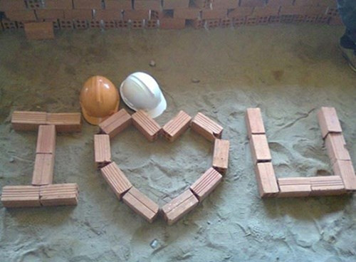 Một ngôi nhà đang xây, hai quả tim vàng.