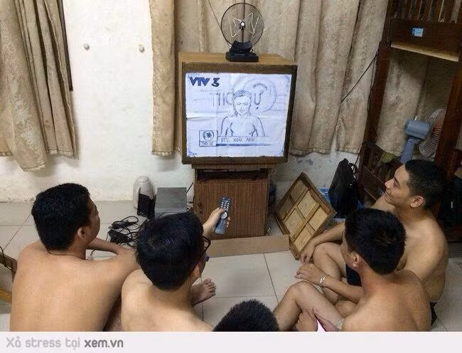 Mới sắm tivi, cảm xóm trọ kéo tới xem.