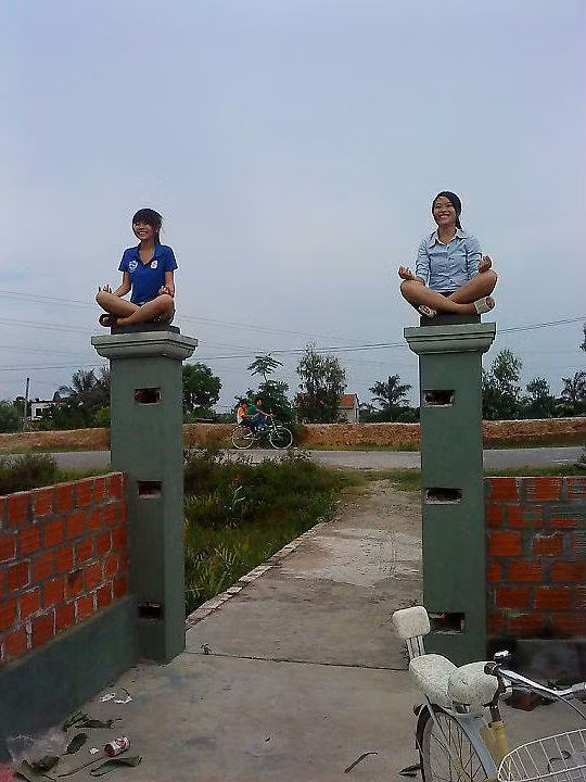 "Sư tử Hà Đông" canh cổng.