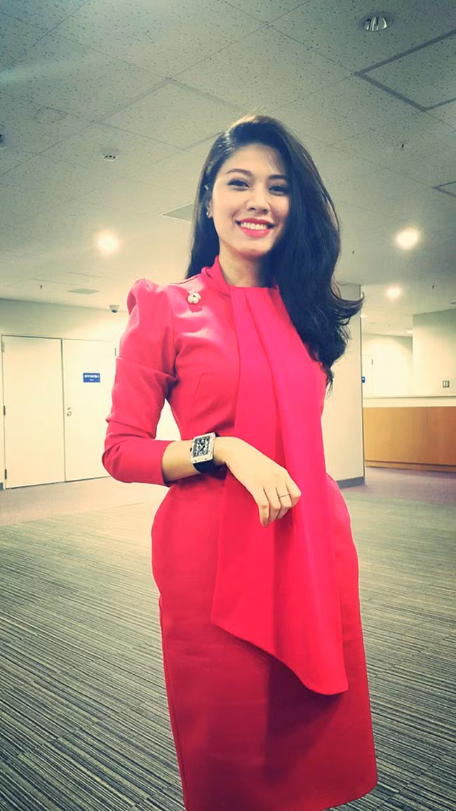 Dẫn bản tin tài chính trên kênh VTV1, cô được yêu mến bởi nhan sắc xinh đẹp, lối dẫn lưu loát và phong thái tự tin.