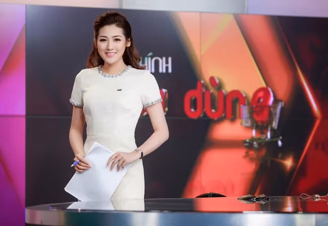 Á hậu Tú Anh (sinh năm 1993, cựu sinh viên trường Học viện Báo chí và tuyên truyền) là gương mặt mới nhất trong dàn "MC xinh đẹp của VTV".