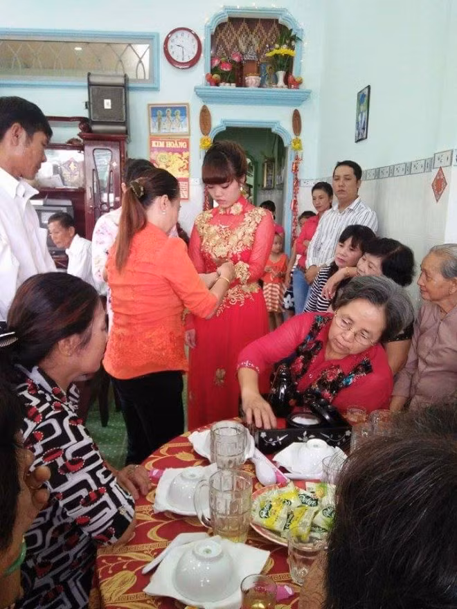 Cũng có đầy đủ thủ tục như một đám cưới bình thường. Chỉ có điều, chú rể đang dõi theo đám cưới ở một nơi xa…