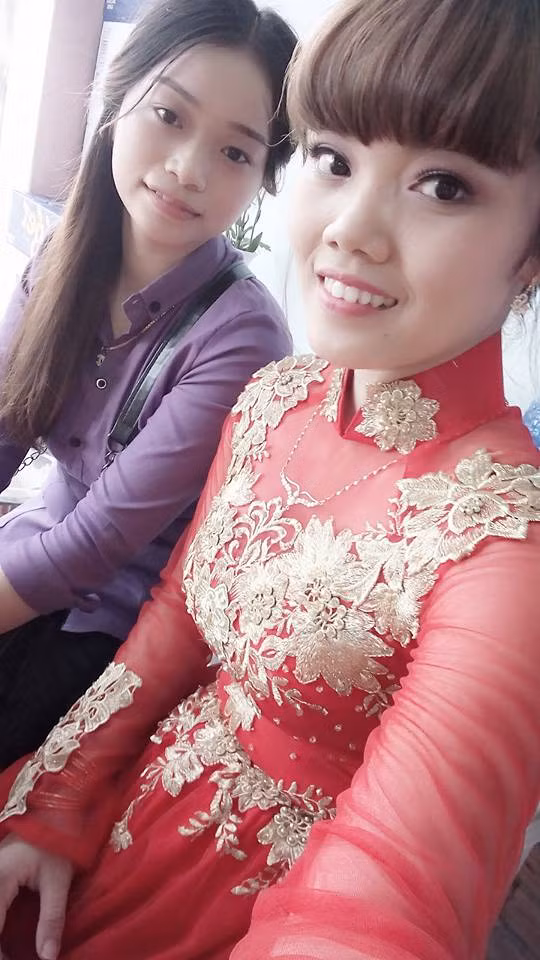 Bạn Hoàng Thị Đông Phương chia sẻ: “E rất khâm phục tình yêu của chị, khâm phục chị mọi thứ, người yêu em cũng đang đi nghĩa vụ… à mà thôi không liên quan. E chúc chị trăm năm hạnh phúc, và nhiều may mắn, luôn vui vẻ, nhiều niềm vui chị nhé. Mạnh mẽ lên chị nhé”.