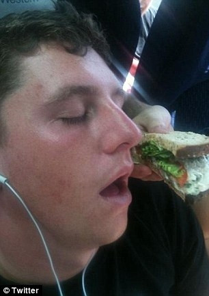 Nhân lúc anh chàng này đang ngủ, một vị khách khác còn tranh thủ nghịch ngợm. Ảnh: Twitter.