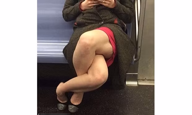 Hình ảnh này được tài khoản mạng xã hội Imgur chia sẻ cùng với lời bình: "Làm ơn đừng ngồi ở tư thế như vậy có được không? Cảm ơn." Ngay sau khi đăng tải bức hình, cộng đồng mạng cũng đồng tình với ý kiến trên rằng tư thế khó đỡ này thật là phiền phức, chỉ nhìn thôi cũng làm người khác thấy khó chịu. Một số người còn đùa rằng, chắc cô ấy đang muốn đi vệ sinh nhưng không được nên phải ngồi như thế. Trong khi có không ít người cố gắng bắt chước tư thế vắt chân kỳ cục này nhưng không thành.