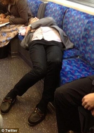 Ngủ thế này thật là thiếu tôn trọng người khác. Ảnh: Twitter.