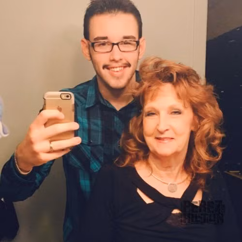 Sau 21 ngày hẹn hò lãng mạn, bà Almeda Errell (71 tuổi, Mỹ) và Gary Hardwick (17 tuổi – trước đó từng hẹn hò với một phụ nữ 77 tuổi) chính thức kết hôn. Họ tổ chức lễ cưới long trọng không kém các cặp đôi khác.