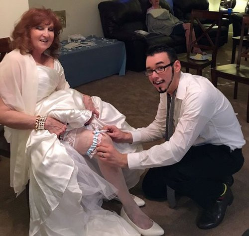 Chưa bao giờ nghĩ sẽ gắn bó với một người đàn ông trẻ tuổi nhưng khi Gary đến, bà Almeda Errell đã sẵn sàng đón nhận. Bà cho hay, sự xuất hiện của chàng trai kém mình 54 tuổi đã giúp bà “hồi sinh” sau nhiều năm làm mẹ đơn thân của 4 người con. “Người chồng đầu tiên của tôi là Donald. Ông ấy mất vào năm 2013 khi chúng tôi đã kết hôn được 43 năm. Con trai cả của tôi- Robert liên tục đau ốm vì di chứng của vụ tai nạn giao thông thuở nhỏ. Và khi nhận được tin Robert qua đời, tôi sụp đổ. Đó là quãng thời gian quá khó khăn đối với tôi”, bà Almeda Errell chia sẻ.