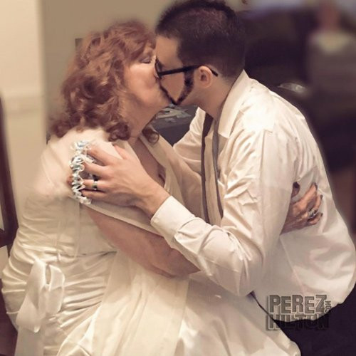 Chia sẻ về đêm tân hôn, Gary nói: “Tôi đã có một đêm tân hôn tuyệt vời. Cô ấy thực sự là người phụ nữ mơ ước và mối quan hệ của chúng tôi không thể tốt hơn”. “Tôi chưa bao giờ cảm nhận được điều đó trước đây, chúng tôi đã có sự hòa hợp tuyệt vời”, đó là cảm nhận của bà lão 71 tuổi.