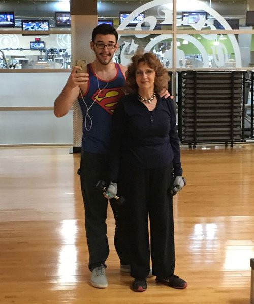 Gary- chàng trai có sức hấp dẫn đặc biệt với phụ nữ lớn tuổi cũng từng có cuộc tình đầy sóng gió với một phụ nữ 77 tuổi cách đây không lâu. Anh cho hay, khoảng thời gian gặp trục trặc với mối tình này, anh từng bị trầm cảm, tinh thần hỗn loạn. Nhưng khi gặp được bà Almeda tại đám tang, cuộc sống của anh hoàn toàn thay đổi. “Tôi ngay lập tức bị ấn tượng với Almeda. Cô ấy có đôi mắt xanh tuyệt đẹp. Khi tôi nói với dì ruột của mình rằng tôi thích Almeda, bà ấy đã quyết định làm cầu nối cho tôi”, Gary nói.