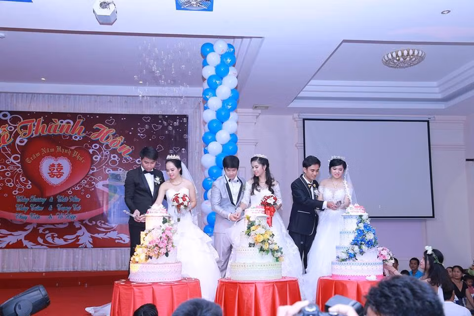 Không biết vì muốn tiết kiệm chi phí hay tạo sự khác biệt mà ba chị em 9X này đã quyết định tổ chức chung hôn lễ trong một sảnh cưới tại huyện Tân Thành, Bà Rịa - Vũng Tàu.