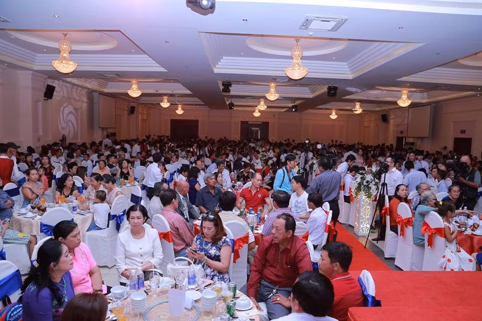 Được biết, có hơn 1.000 người tới dự hôn lễ của ba cặp chị em 9X và ba chú rể ở Vũng Tàu. Theo chia sẻ của dân mạng, ba chị em Nguyễn Ngọc Thùy Dương, Nguyễn Ngọc Thùy Trâm, Nguyễn Ngọc Thùy Tiên đều là Việt kiều tại Úc, sống xa nhà được 5 năm và trở về Việt Nam làm đám cưới. Do không có điều kiện đi lại nên họ tổ chức đám cưới chung một ngày.