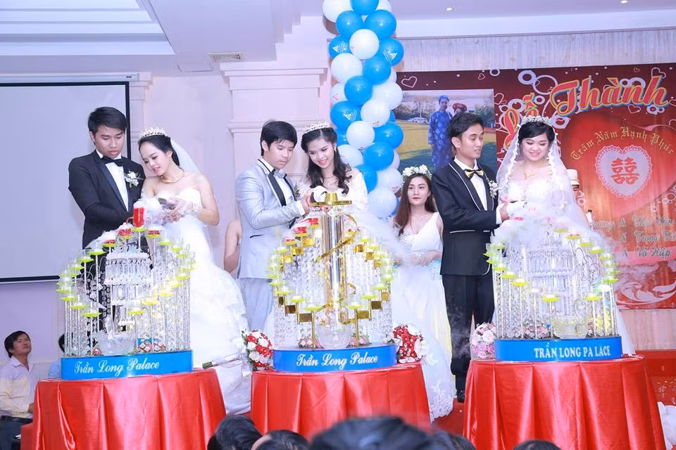 Cả ba cặp cô dâu - chú rể cùng thực hiện nghi thức đổ rượu champagne. Dù là chị em ruột nhưng khuôn mặt của ba cô dâu có nét khác biệt.