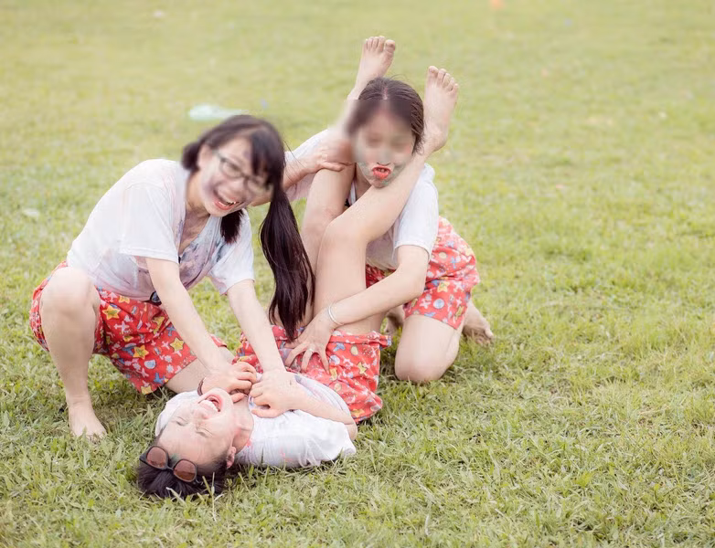 Đến bạn thân cũng không tha.