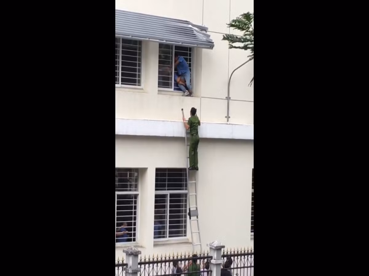 Nhiều người cùng tham gia giải cứu nam sinh viên