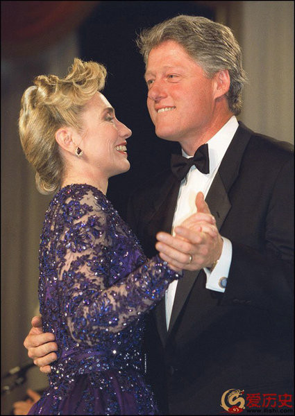 Ông bà nhảy cùng nhau trong một bữa tiệc.