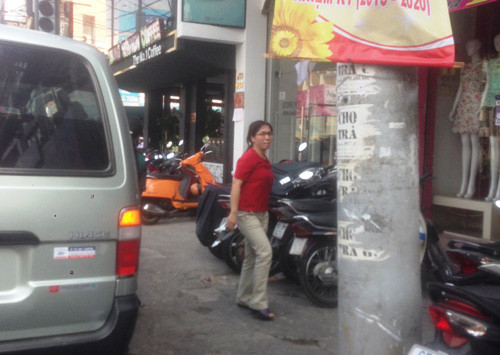 Qua khỏi cầu Kiệu, chiếc xe tấp vào một cửa hàng thời trang trên đường Hai Bà Trưng, quận 1 và từ trên xe có hai người phụ nữ bước xuống...