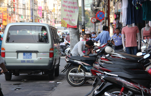 Trong khi lái xe đậu bên ngoài đóng kín cửa ngồi chờ gần nửa giờ dưới lòng đường có biển cấm dừng, đỗ.