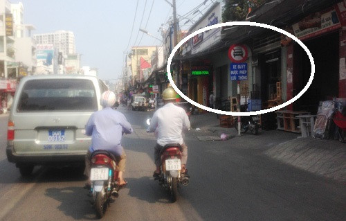 Suốt tuyến đường Phan Đình Phùng (quận Phú Nhuận, hướng từ ngã tư Phú Nhuận đến cầu Kiệu) dù có nhiều biển cấm ô tô lưu thông nhưng tài xế xe biển xanh (loại 12 chỗ) vẫn bất chấp...