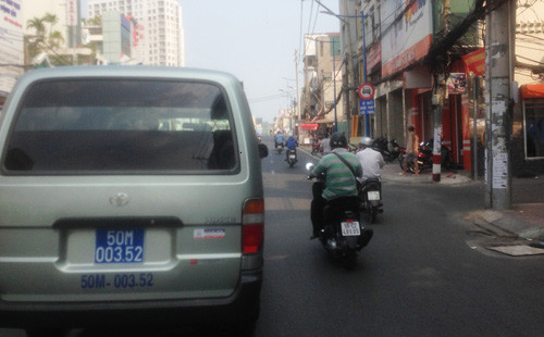 Bên cửa xe biển xanh này có dòng chữ Sở LĐ-TB và XH TP HCM...