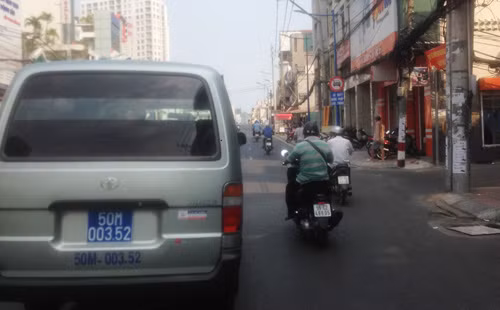 Bên cửa xe biển xanh này có dòng chữ Sở LĐ-TB và XH TP HCM...