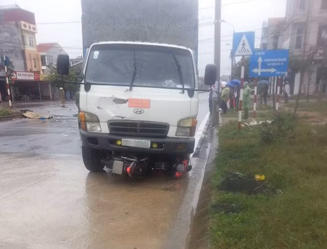 15h ngày 12/1, trên đường Lê Hồng Phong, TP Vĩnh Yên, Vĩnh Phúc xảy ra vụ tai nạn giao thông khiến một phụ nữ tử vong. Nguyên nhân tai nạn do tài xế ôtô qua ngã tư không quan sát nên va chạm với người đi xe máy, khiến người điều khiển tử vong tại chỗ. Nguồn ảnh: Zing.