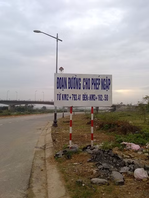 Tấm biển thông báo độc lạ trên đường.