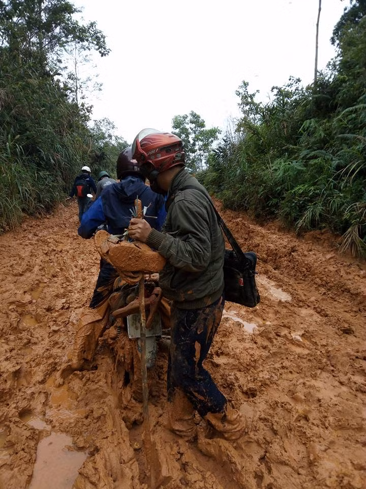 “Điểm trường của tôi đang dạy là điểm trường chính nên không đến nỗi khó khăn so với các điểm khác. Tuy nhiên, xã La Ê là một trong 3 xã biên giới của huyện Nam Giang nên việc dạy và học ở đây còn rất nhiều khó khăn. Việc đi lại của các thầy cô cũng gặp nhiều vất vả. Trời mưa, đường lầy lội và rất khó đi, thậm chí khiến xe bị hỏng liên tục”, thầy giáo này cho biết.