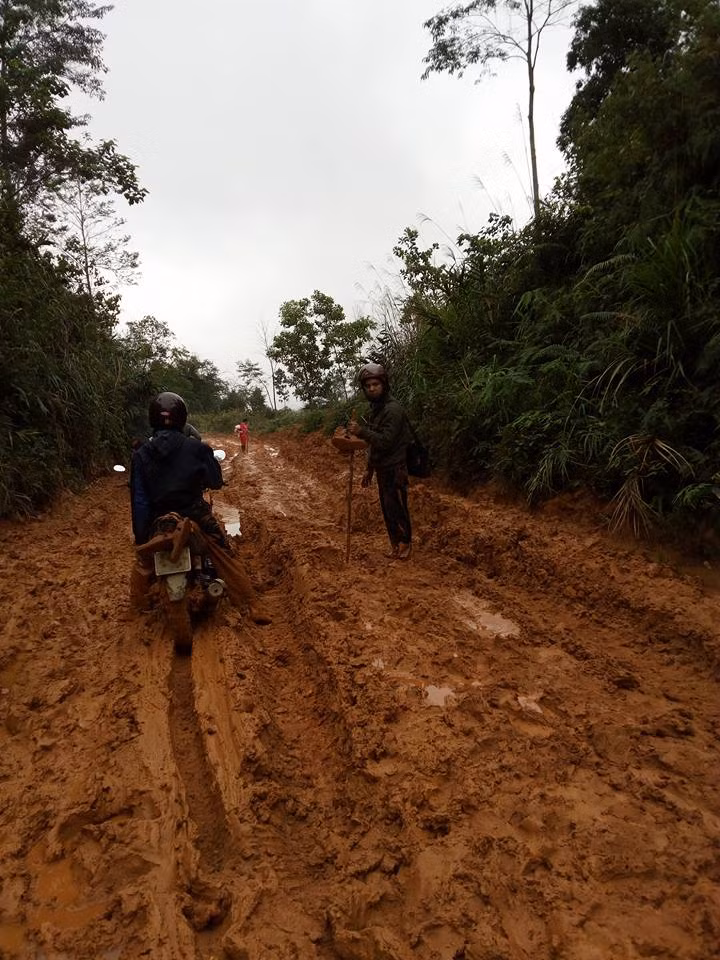 Thầy giáo này chia sẻ, đây là những hình ảnh thầy cùng một số cán bộ, giáo viên Tổng phụ trách đội đi kiểm tra công tác đội và hoạt động giáo dục ngoài giờ lên lớp của Trường Phổ thông Dân tộc Bán trú Tiểu học liên xã La Ê- Chơ Chun, do huyện đoàn triệu tập. Đây là đoạn từ km 64 vào Khe Dum và cũng là trục đường chính dẫn vào trung tâm xã. Đường lên Trường La Ê- Chơ Chun rất xấu nên để tới được trục đường chính, đoàn các thầy phải mất hơn 4 giờ đồng hồ chỉ để vượt qua 2km đường dốc lầy lội.