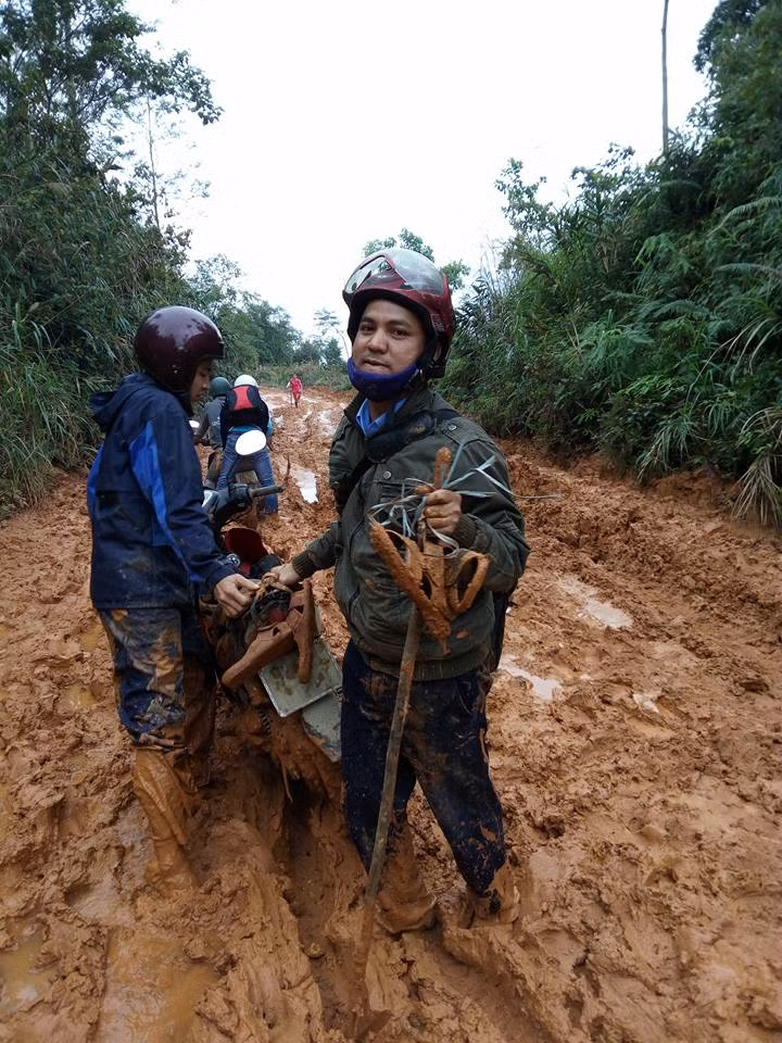 Hình ảnh những giáo viên vượt con đường bùn lầy đến trường do một thầy giáo Trường Phổ thông Dân tộc Bán trú THCS La Dêê- Đắc Tôi (huyện Nam Giang, Quảng Nam) ghi lại khi trên đường đi công tác khiến nhiều người cảm động.
