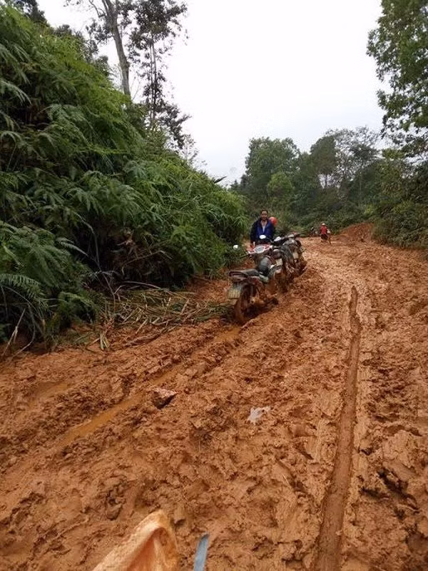 Tuy nhiên, để qua lại giữa những điểm lẻ với điểm trường chính, hay về thăm gia đình và về xuôi mua thức ăn mang lên trường tiếp tế, các giáo viên nơi không cách nào khác đành tập làm quen với việc phải vượt những cung đường khó khăn như vậy mỗi ngày.